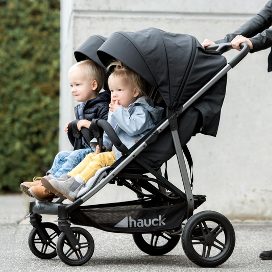 hauck Uptown Duo, Preto - Carrinho de bebé duplo lado a lado com capa de chuva, rodas de borracha e suporte para copos, totalmente reclinável desde o nascimento até aos 15 kg cada criança, 77 cm de largura, dobrável compacto, cesto de arrumação XL
