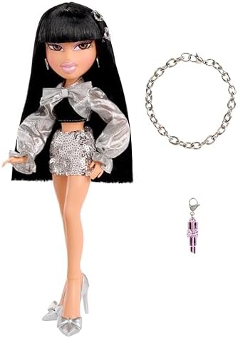 Bratz Charmz Jade - Boneca Fashion com Pulseira de Berloques Colecionável, Inclui Roupa e Acessórios, Vem em uma Embalagem Ideal para Exibição, Personalize e Colecione