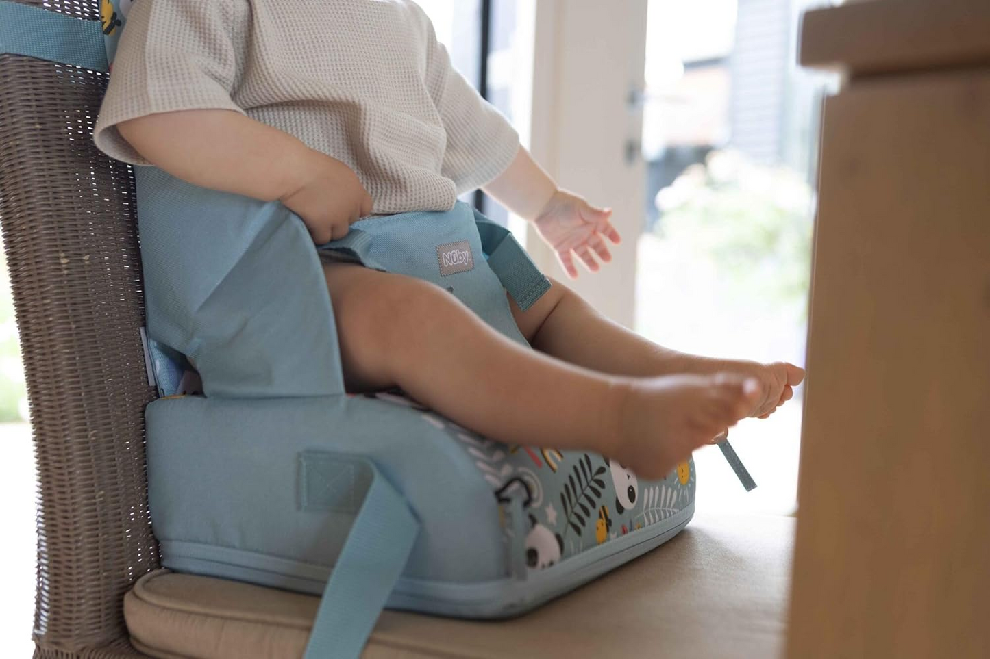 Nuby Travel Booster Seat – Compacto e dobrável | Assento para bebé sentar | Cadeira de desmame para crianças pequenas | Adequado para idades dos 6 meses ou mais (Panda)