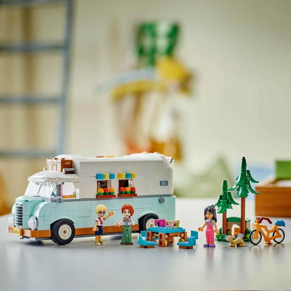 LEGO Conjunto de aventura Friends Friendship Camper Van, brinquedo de construção de veículo com minibonecas de 3 personagens e figura de furão para dramatização divertida, presente de aniversário para meninas de 7 anos ou mais