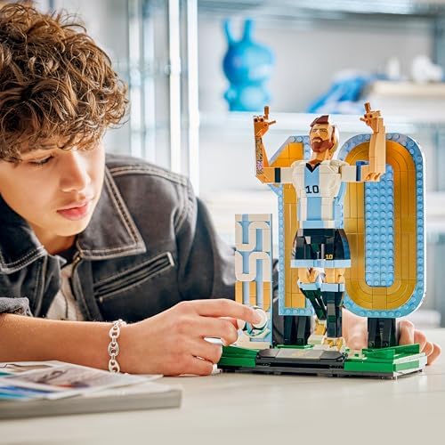 LEGO Editions Lionel Messi – Brinquedo Lenda do Futebol - Kit de Modelo 3D para Exibição - Decoração DIY para Quarto Infantil - Presente para Meninos e Meninas a partir de 12 Anos e Fãs de Esportes Adultos - 43015