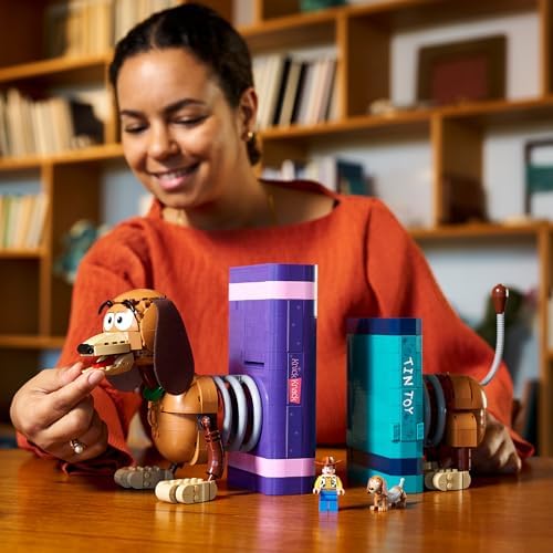 LEGO | Disney Pixar Toy Story Slinky Dog - Conjunto de Construção Decorativo para Estante de Livros para Adultos - Inclui Minifigura do Woody e Figura de Dachshund - Presente Nostálgico para Fãs - 43301