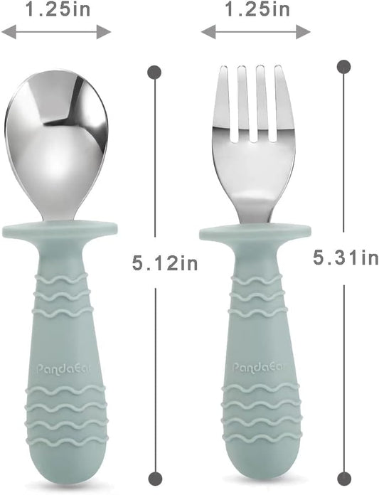 PandaEar Conjunto de 4 talheres para bebês e crianças pequenas, em aço inoxidável e silicone, com design antiengasgo e alças de silicone (verde morandi e branco leitoso). Indicado para crianças a partir de 12 meses.