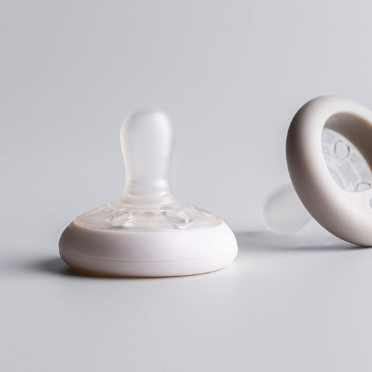 Tommee Tippee Breast-Like Dummies, pacote de 0 a 6 meses com 4 Dummiess com baglet semelhante a peito, design simétrico e sem BPA