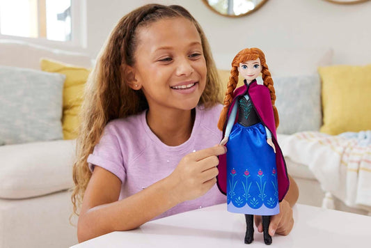 Mattel Boneca Disney Frozen Anna com Visual do Primeiro Filme | Boneca Articulada com Traje de Viagem Característico (Capa, Saia e Botas) e Cabelo Trançado, Inspirada em Disney Frozen, HLW49