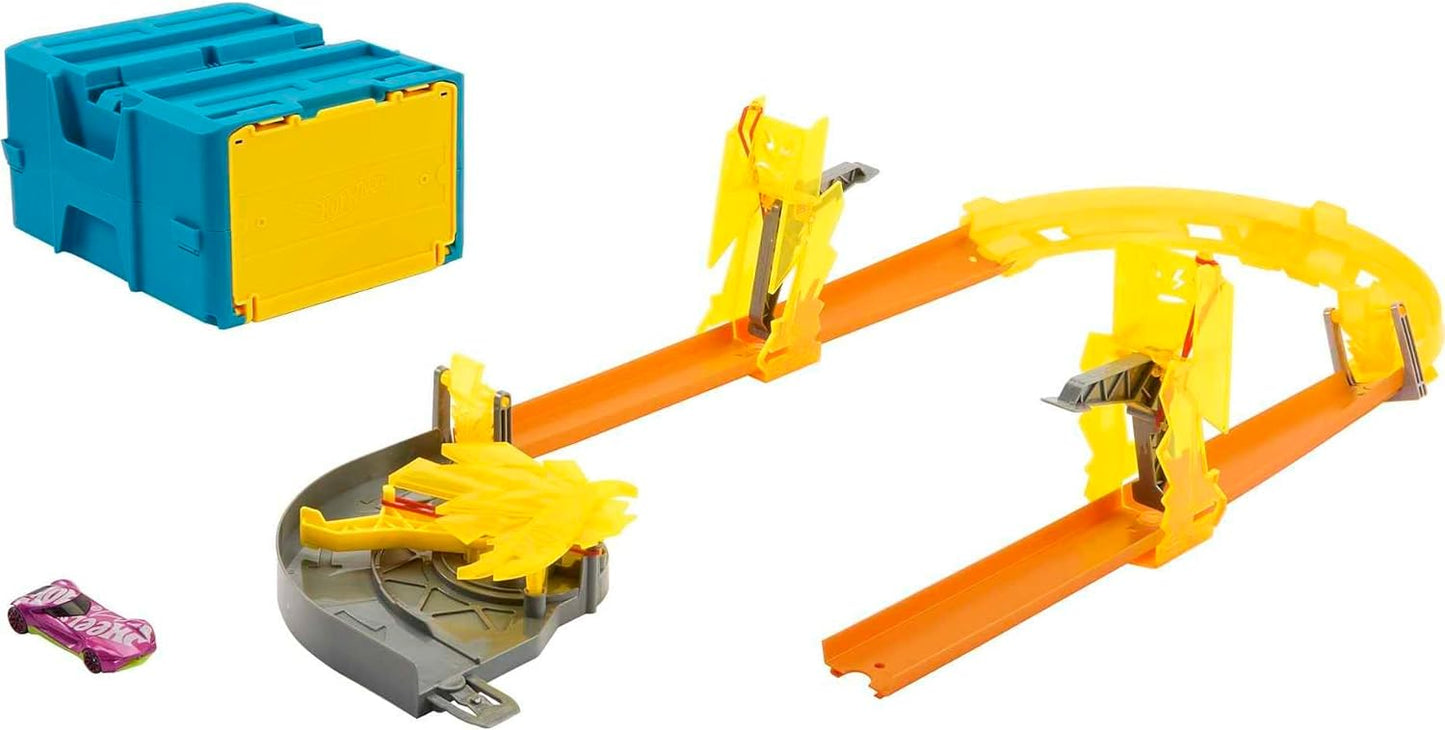 Hot Wheels Conjunto de pista com 1 carro Hot Wheels, 12 componentes de reforço de pista, caixa de armazenamento de brinquedos empilhável, conjunto de construção de pista com tema relâmpago, HMC03