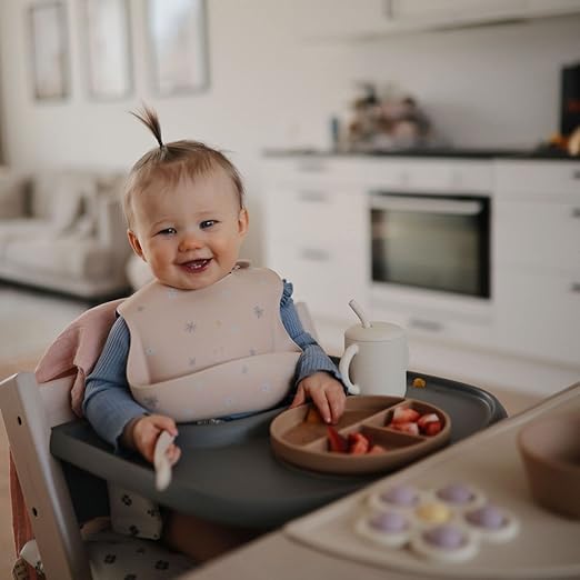 Mushie Babador de Silicone Baby | Babadores Impermeáveis com Ajuste Perfeito | Babadores Fáceis de Limpar para Alimentação do Bebê | 4 Tamanhos Ajustáveis com Bolsos Frontais Fundos | 100% Livre de BPA e Ftalatos