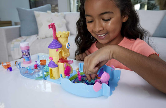 Polly Pocket Aquário Bubble com tema subaquático, 2 recursos para fazer bolhas, piscina, boneca Micro Polly e sereia, solução para bolhas e 18 acessórios, recurso pop e swap, para maiores de 4 anos
