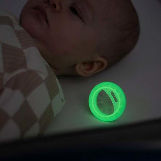 Tommee Tippee Chupeta noturna semelhante a um peito, brilha no escuro, textura semelhante à da pele, design ortodôntico simétrico, 0-6 m, rosa e amarelo, pacote de 4 manequins
