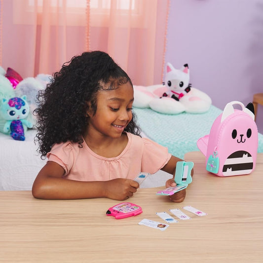 Gabby’s Dollhouse, Conjunto de Viagem Gabby Girl On-The-Go, Brinquedos de Viagem para Brincar de Faz-Tudo, Passaporte de Brinquedo, Telefone de Brinquedo e Bússola de Brinquedo, Brinquedos Infantis para Meninas e Meninos a partir de 3 Anos