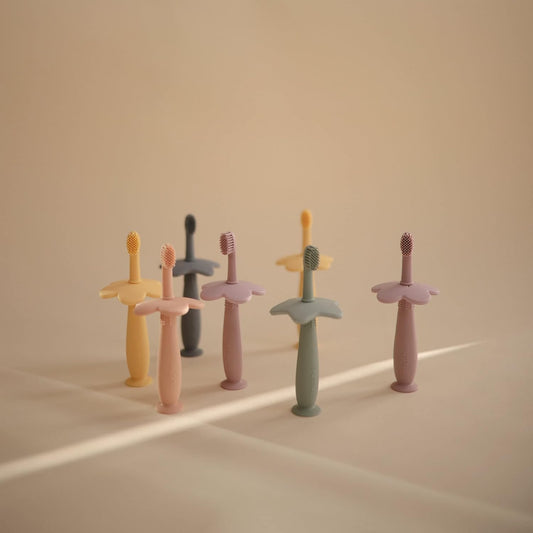 Mushie Escova de dentes de treinamento em silicone, para bebês e crianças pequenas, com base de sucção para fácil armazenamento e treinamento, material: silicone de qualidade alimentar, design de estrela (azul Cambridge).