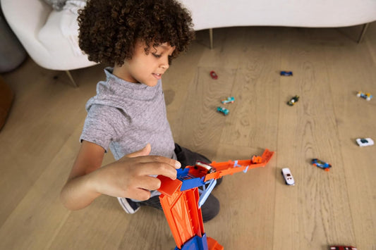 Hot Wheels Caminhão Transportador City Speed Drop, Inclui 1 Carrinho Hot Wheels, Capacidade para Mais de 20 Veículos em Escala 1:64, Transforma-se em uma Plataforma de Queda Livre de 60 cm de Altura, Ideal para Crianças a partir de 4 Anos, HDY92