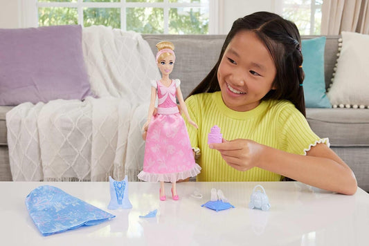 Mattel Boneca de Moda Cinderela Disney Princess da com 2 Visuais para Criar Histórias | Boneca Articulada com 9 Acessórios, 2 Corsetes de Encaixe e 2 Saias, Histórias 2 em 1 Inspiradas no Filme Cinderela da Disney, JCR95