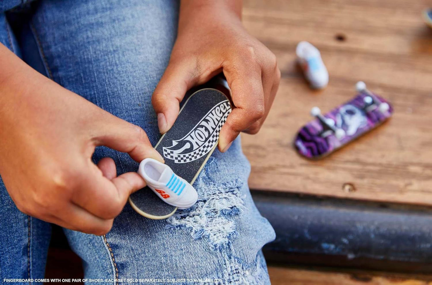 Hot Wheels Skate, 8 skates de dedo totalmente montados com tema Tony Hawk e 4 pares de tênis de skate, 1 conjunto exclusivo, pacote com 8 unidades, HMY19