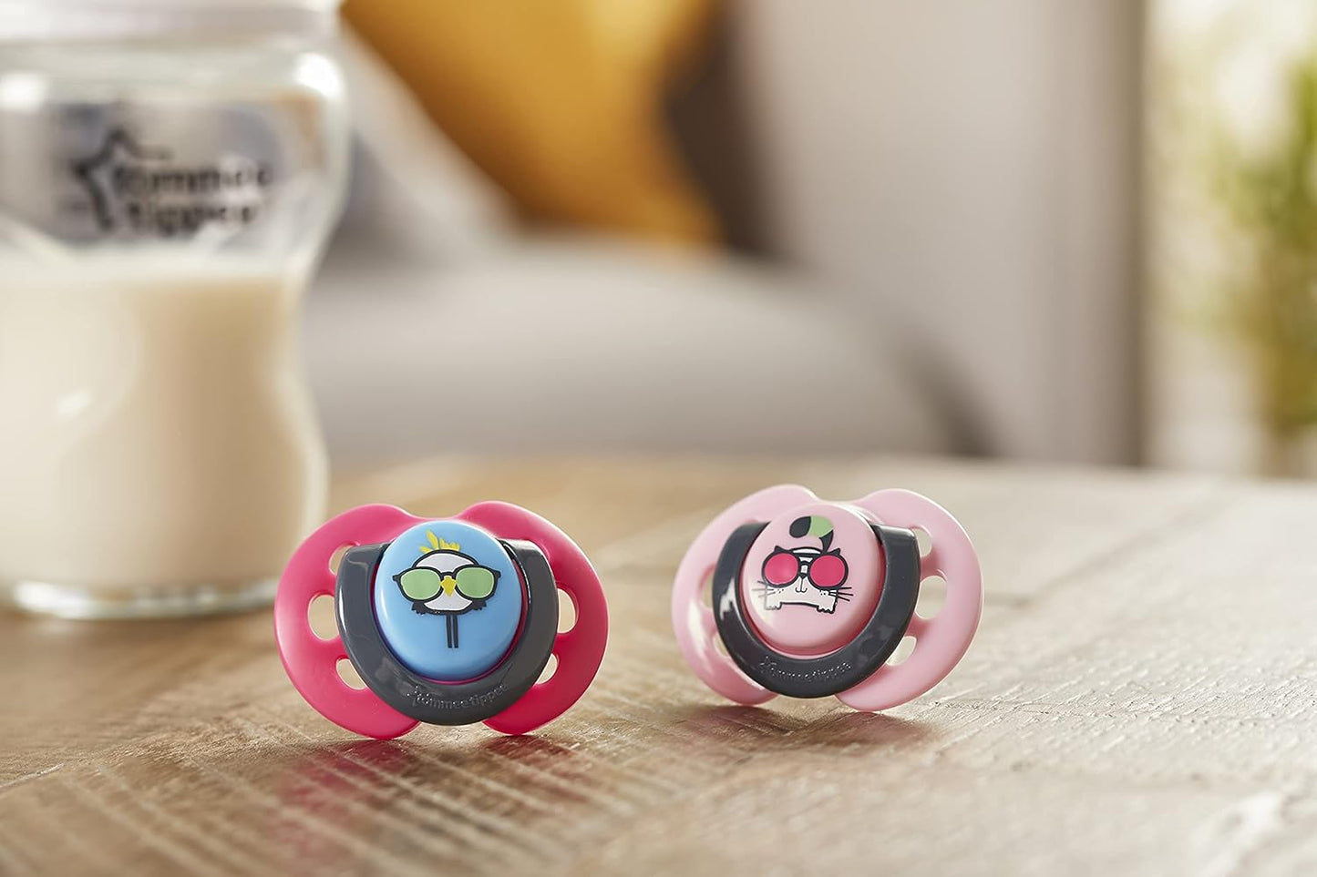 Tommee Tippee Manequins Fun Style, design ortodôntico simétrico, silicone sem BPA, 0-6m, pacote de 2 manequins, as cores podem variar