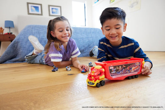 Hot Wheels RacerVerse Marvel Hulkbuster Hauler, transporte e armazene até 10 veículos de brinquedo, cabine removível com capacete rebatível e figura não removível, HRY02