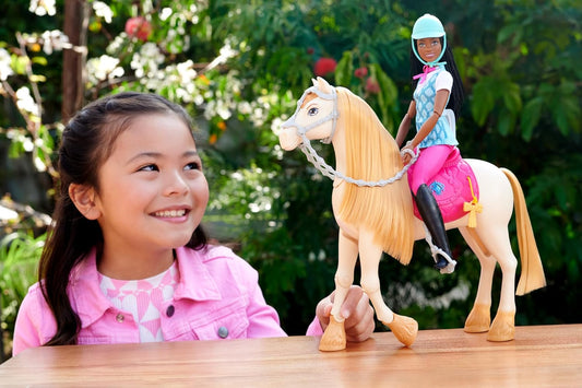 Muñeca Barbie "Brooklyn" y accesorios de Barbie Mysteries: The Great Horse Chase, incluye muñeca de moda, traje de montar extraíble y casco, HXJ39