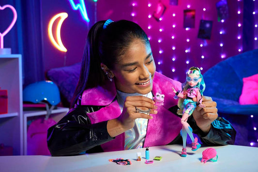 Muñeca Monster High, Lagoona Azul con accesorios y piraña mascota, muñeca posable de moda con cabello a rayas de colores, HHK55