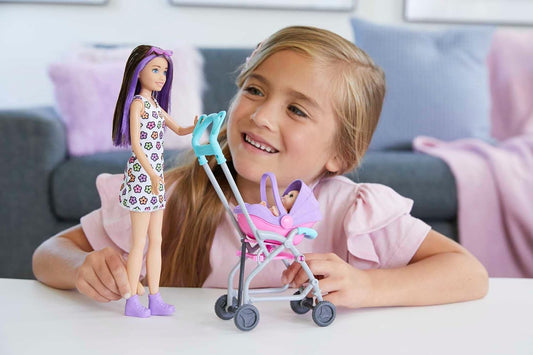 Barbie Skipper Babysitters Inc. Conjunto com boneca Skipper Babysitter (morena), carrinho, boneca e 5 acessórios, brinquedo para crianças de 3 anos ou mais, GXT34
