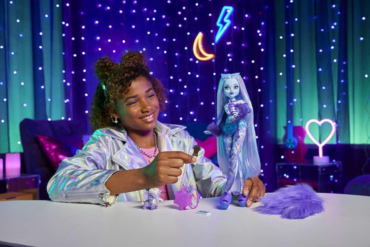 Monster High Boneca Abbey Bominable Yeti Fashion com Mamute de Estimação e Acessórios Temáticos, HNF64