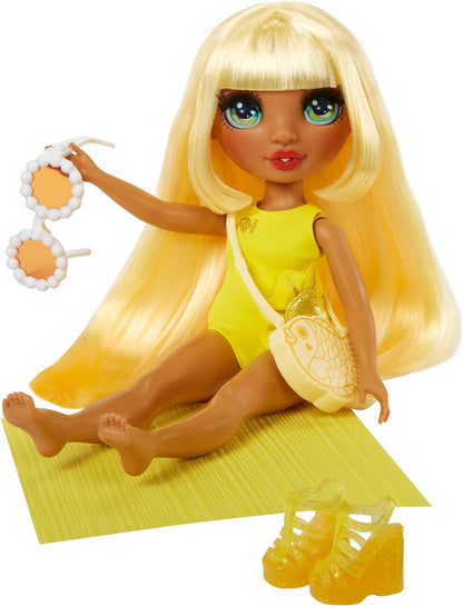 Rainbow High Swim & Style – Sunny (Amarelo) – Boneca de 28 cm com envoltório cintilante para estilizar mais de 10 maneiras – Maiô removível, sandálias, acessórios divertidos para brincar – Brinquedo infantil – Ótimo para idades de 4 a 12 anos