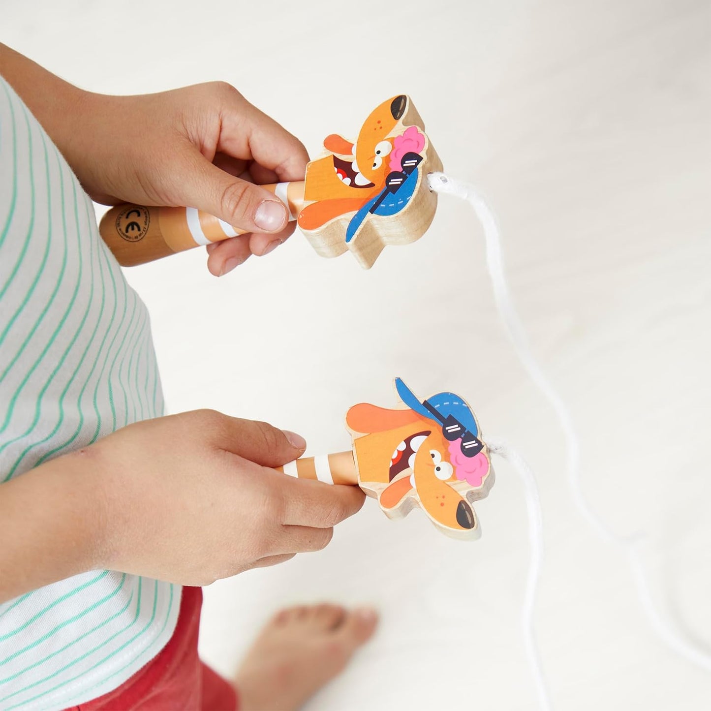 Janod - Corda de pular ajustável para crianças - Alças de madeira em formato de cabeça de cachorro - Corda de 2 m - Ideal para brincadeiras e atividades ao ar livre - Desenvolve