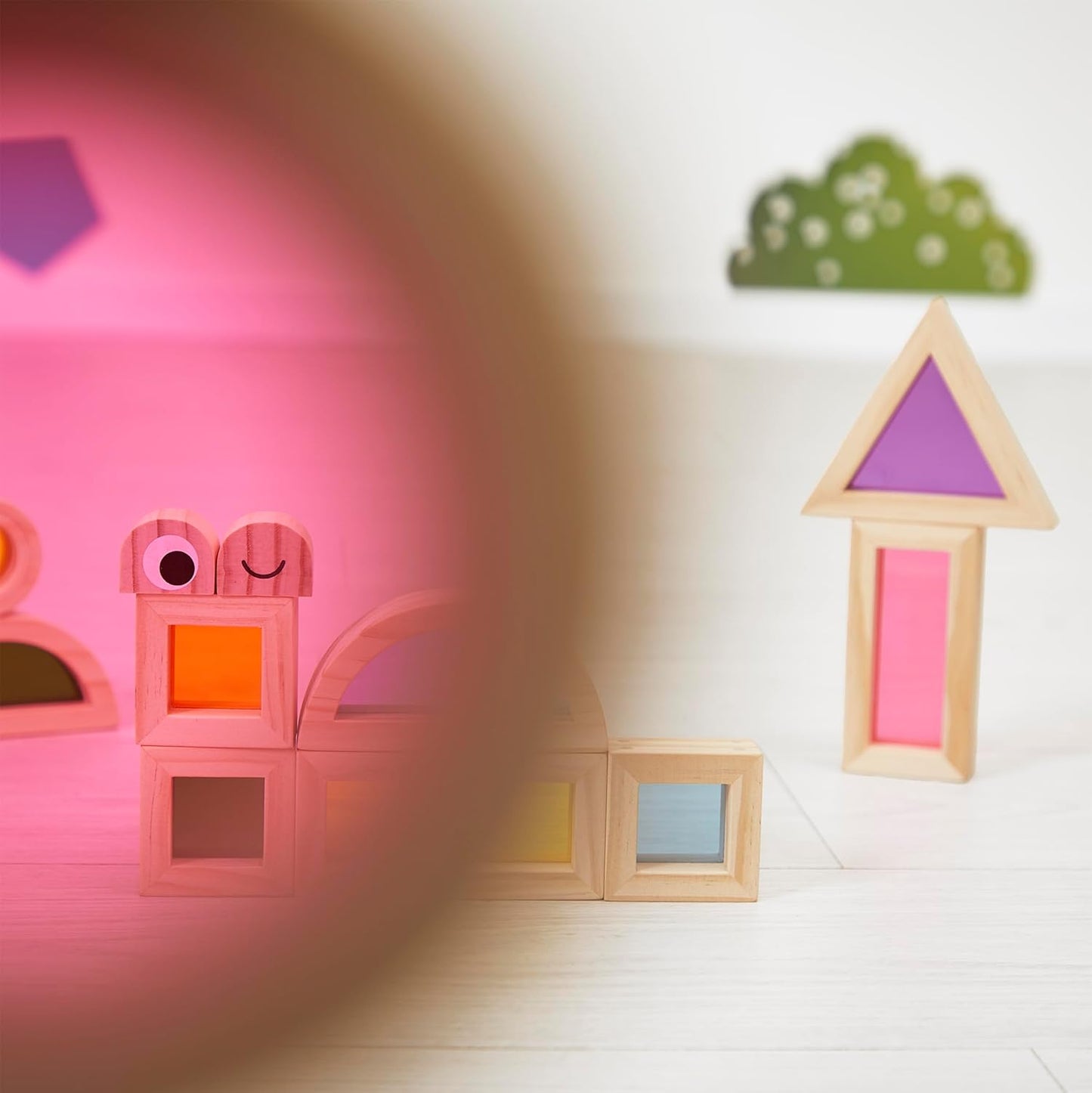 Janod - Blocos de Construção de Madeira - Jogo de Despertar Sensorial - 18 Blocos e 6 Cartões Modelo - Aprendendo Formas e Cores - Desenvolvendo Habilidades Motoras Finas - Madeira