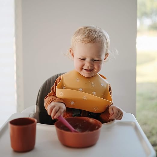 Mushie Babador de Silicone Baby | Babadores Impermeáveis com Ajuste Perfeito | Babadores Fáceis de Limpar para Alimentação do Bebê | 4 Tamanhos Ajustáveis com Bolsos Frontais Fundos | 100% Livre de BPA e Ftalatos