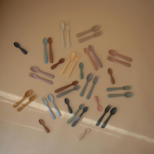 Mushie Colheres de alimentação Baby | Colheres de silicone sem BPA, pacote com 2 | Utensílios duráveis para bebês e crianças, próprios para lava-louças | Cor malva acinzentada