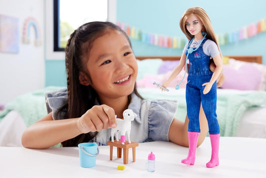 Muñeca Barbie de cumpleaños número 65 y 10 accesorios, juego de veterinario de granja con muñeca veterinaria rubia, cordero con orejas móviles y más, HRG42