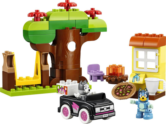 LEGO DUPLO Bluey Pizza Girls com Muffin e Bluey - Brinquedo Educativo para Desenvolvimento da Coordenação Motora em Crianças - Conjunto Montessori com Carro, 2 Figuras, Árvore e Balanço - Presente para Meninas e Meninos a partir de 2 Anos - 10469