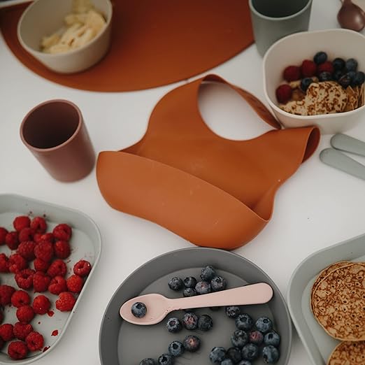 Mushie Babador de Silicone Baby | Babadores Impermeáveis com Ajuste Perfeito | Babadores Fáceis de Limpar para Alimentação do Bebê | 4 Tamanhos Ajustáveis com Bolsos Frontais Fundos | 100% Livre de BPA e Ftalatos