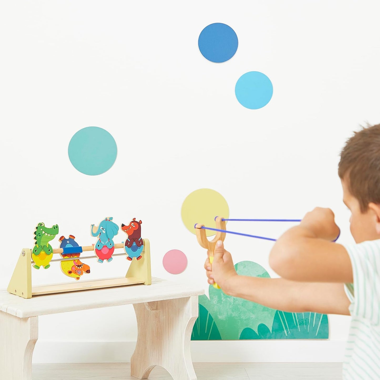 Janod - Suporte de tiro infantil de madeira - Jogo de alvo - 4 personagens - 1 lançador - 2 bolas de feltro - Desenvolve precisão e concentração - Madeira