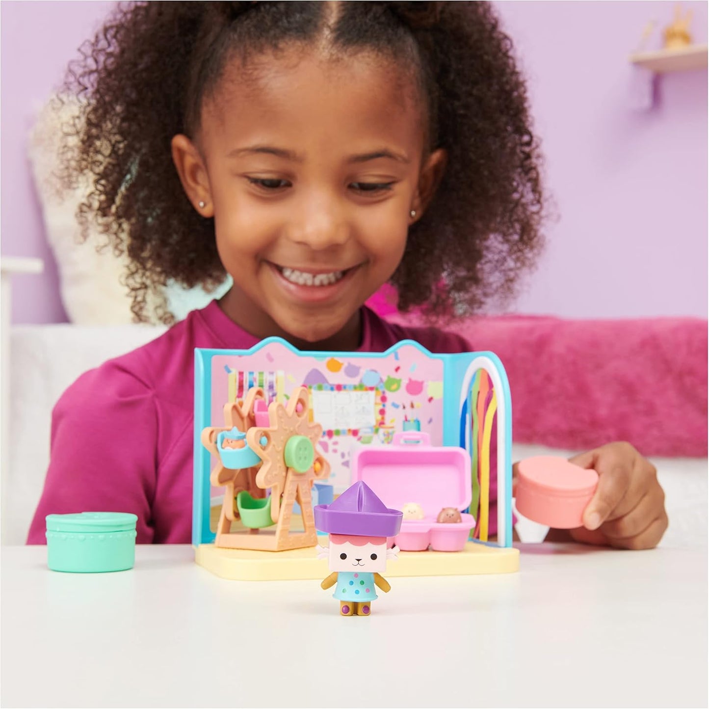 Gabby's Dollhouse, Piscina Purr-ific com figuras da Gabby e da MerCat e Quarto Artesanal Baby Box com figura de gato Baby Box e acessórios.
