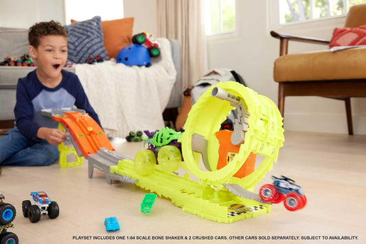 Hot Wheels Monster Trucks Juego de pistas con 2 camiones de juguete: Skelesaurus grande y Bone Shaker en escala 1:64, desafío Charge & Chase con 2 autos destrozados