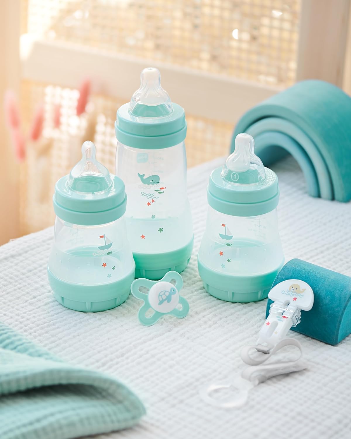 MAM Kit de presente Welcome to The World com 3 mamadeiras anticólicas, chupeta, prendedor de chupeta, azul claro