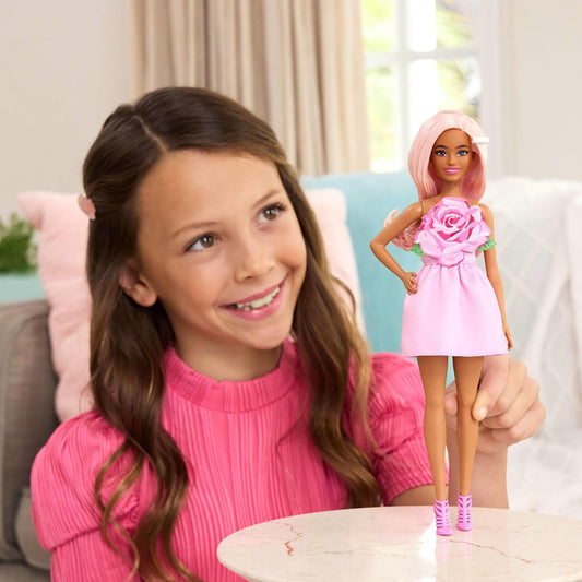 Barbie Boneca Fashionistas nº 238 com cabelo rosa pastel, usando vestido tomara que caia com corpete rosa, presilha de cabelo perolada e sandálias de salto alto rosa com tiras, HYT94