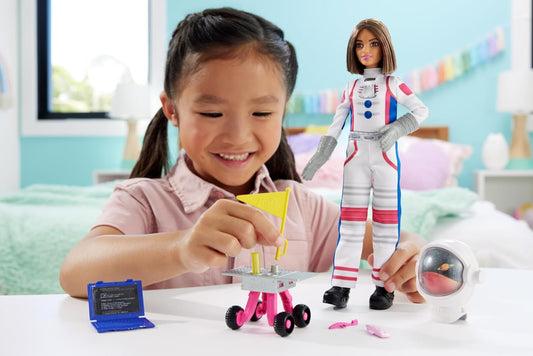 Muñeca Barbie 65.º Aniversario y 10 accesorios, set de astronauta con muñeca morena, vehículo rodante, casco espacial con escudo giratorio y más, HRG45