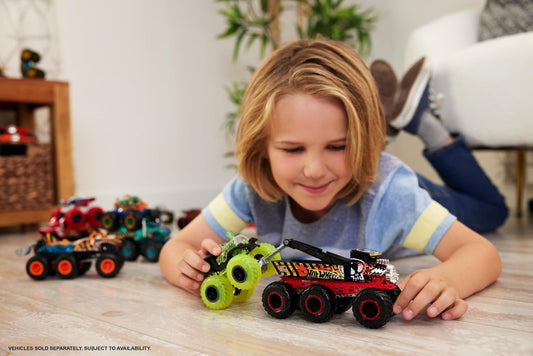 Hot Wheels Monster Trucks Big Rigs, caminhão de brinquedo em escala 1:64 com 6 rodas, transporte ou reboque de outros veículos (os estilos podem variar), HWN86