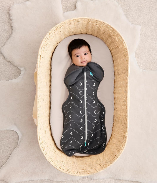Love To Dream™ Swaddle UP™, Recém-nascido 2,2-3,8kg - Cinza Carvão Lua e Costas | Ajuste perfeito, promove uma rotina de sono saudável | 1,5 Tog Ideal para uso durante todo o ano (18–22°C) | Algodão lavável à máquina e zíper duplo
