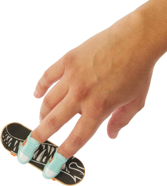 Hot Wheels Skate Fingerboards 10-Pack, conjunto de 10 skates de dedo com 5 pares de tênis de skate removíveis com gráficos com tema Hot Wheels, HTP59
