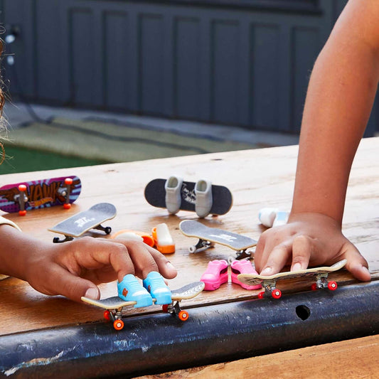 Hot Wheels Skate Tony Hawk Fingerboard e sapatos, projetados em colaboração com Tony Hawk, 1 Fingerboard e 1 par de sapatos de skate removíveis, HGT46