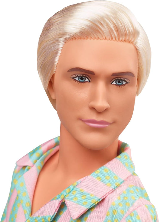 Barbie O Filme - Boneco Ken vestindo conjunto de praia listrado em tons pastel de rosa e verde, com prancha de surfe e tênis brancos, JBJ54