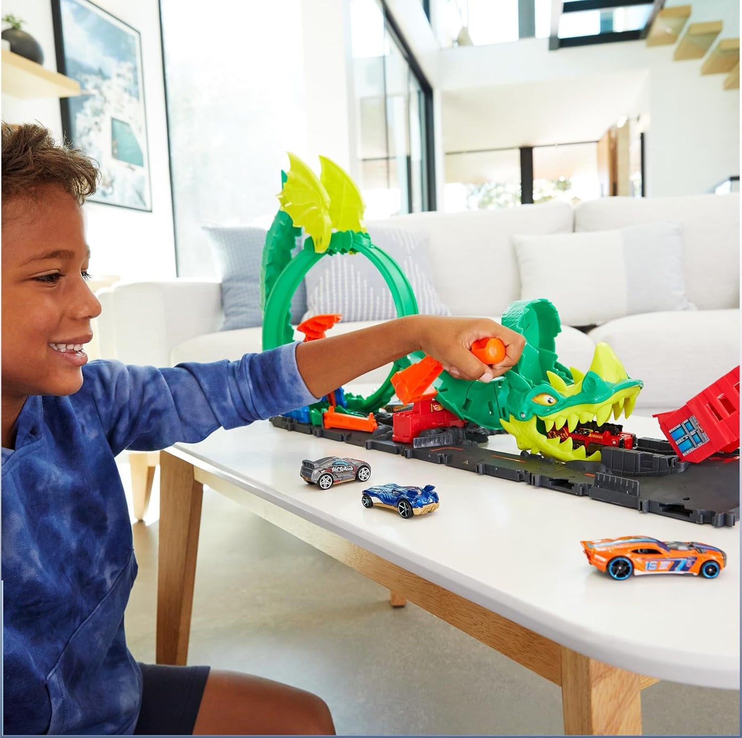 Conjunto de Pista Hot Wheels com Caminhão de Bombeiros de Brinquedo em Escala 1:64, Estação de Bombeiros da Cidade com Dragão Nemesis e Pista de Brincadeira, Combate de Incêndio Dragon Drive, HDP03