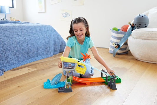 Hot Wheels Conjunto de pistas e carros de brinquedo, RacerVerse Jurassic World Blue’s Raptor Rush Track Set com 2 pilotos fundidos: Blue e Owen, HTP12