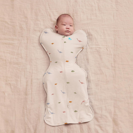 Love To Dream™ Swaddle UP™, Recém-nascido 2,2–3,8 kg – Creme Dinosnore | Ajuste perfeito, promove uma rotina de sono saudável | 1,0 Tog Ideal para primavera e verão (20–24 °C) | Algodão lavável à máquina com zíper duplo