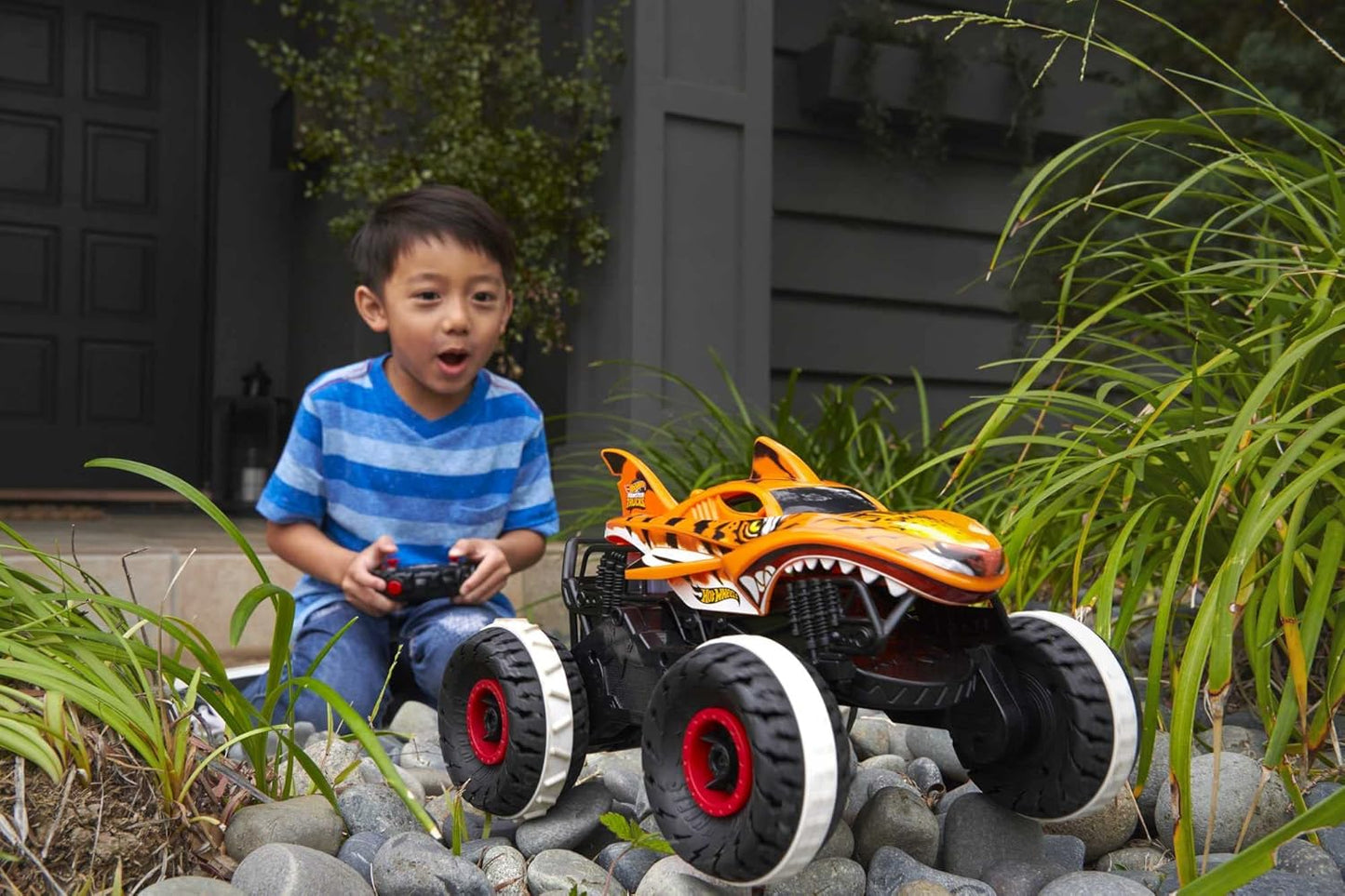 Hot Wheels Monster Trucks HGV87, Tubarão Tigre Imparável com Pneus Tread Attack e Tecnologia Terrain Stomp Inclui Controle Remoto 4+ Anos,