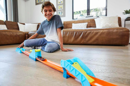 Hot Wheels Pacote Track Builder Pacote variado de acrobacias de salto em distância Conjuntos de conexão para maiores de 4 anos, GLC89
