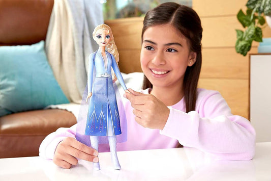 Mattel Boneca Disney Frozen Elsa Cantante com Traje Clássico; canta "Into the Unknown" em 4 idiomas (inglês, francês, alemão e italiano) do filme Disney Frozen 2 – JDL60
