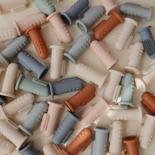 Mushie Escovas de dedo para bebês | Conjunto com 2 escovas de dedo de silicone | Primeira escova de dentes para bebês, acalma gengivas irritadas | Material: Silicone de grau alimentício (argila/areia movediça)